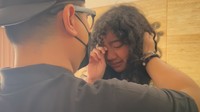 <p>Ketiga anak sambung Dimas terlihat memeluknya erat. Leticia bahkan terus mengusap air matanya. (Foto: YouTube Sheila Marcia & AwesomeFam)</p>