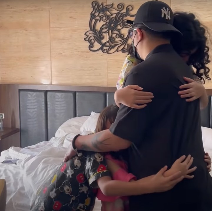 <p>Tak tega, Dimas berusaha untuk menenangkan anak-anaknya, Bunda. Ia bahkan terlihat beberapa kalu memeluk mereka sambil berbicara. (Foto: YouTube Sheila Marcia & AwesomeFam)</p>