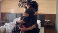 <p>Tak tega, Dimas berusaha untuk menenangkan anak-anaknya, Bunda. Ia bahkan terlihat beberapa kalu memeluk mereka sambil berbicara. (Foto: YouTube Sheila Marcia & AwesomeFam)</p>