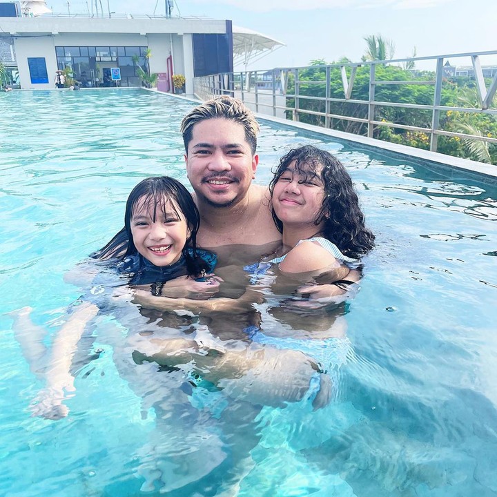 <p>Sebelum pergi, Dimas Akira sempat menghabiskan waktu bersama anak-anak sambungnya nih, Bunda. Ia mengajak keluarganya itu berenang bersama. Ternyata, Dimas harus meninggalkan mereka sementara yang sekarang tinggal di Bali. Sedangkan Dimas harus kembali bekerja di Semarang. (Foto: Instagram @itssheilamj)</p>