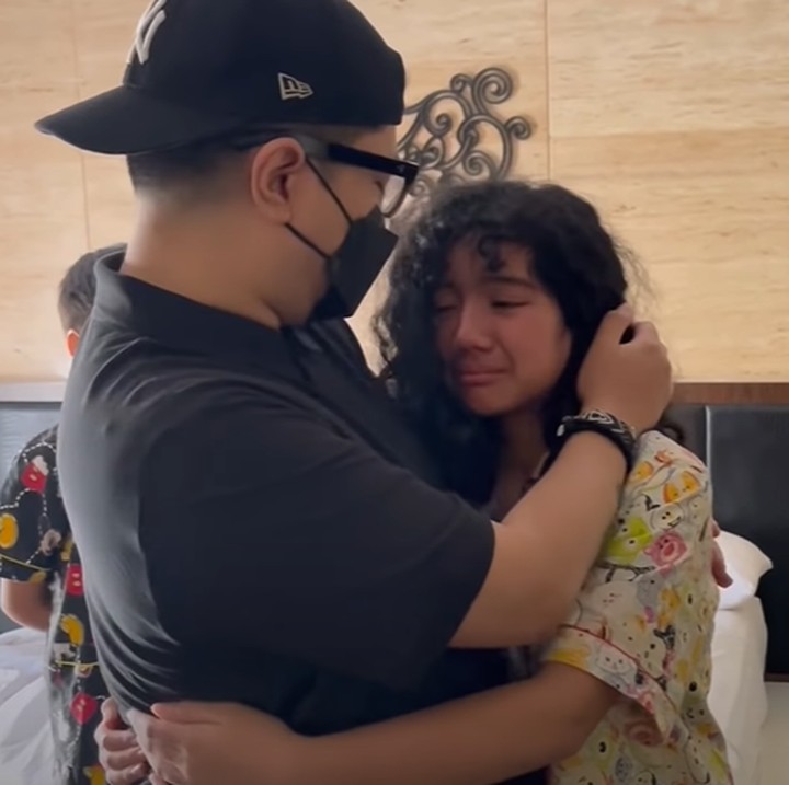<p>Kepergian Dimas ini bukan tanpa alasan, Bunda. Dimas harus menyelesaikan pekerjaan di Semarang, sementara ia dan keluarga tinggal di Bali. (Foto: YouTube Sheila Marcia & AwesomeFam)</p>