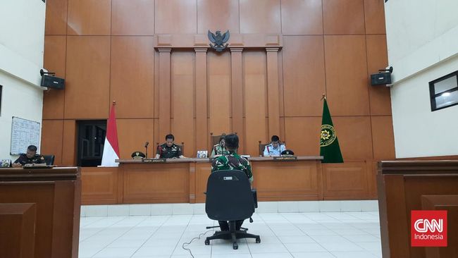 Majelis Hakim Pengadilan Militer Tinggi II mencecar terdakwa pembunhan berencana Handi-Salsabila, Kol Inf Priyanto, soal lokasi pernah meledakkan rumah orang.