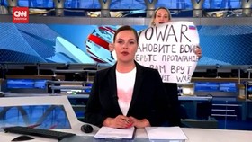 VIDEO: Pengunjuk Rasa Anti Perang Muncul di Tayangan Berita TV Rusia
