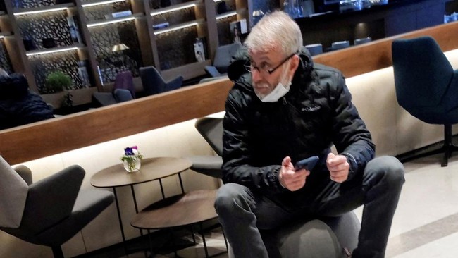 Roman Abramovich telah terlihat untuk kali pertama sejak dia diberi sanksi oleh Pemerintah Inggris. Abramovich terlihat di bandara Israel pada Senin (14/3).