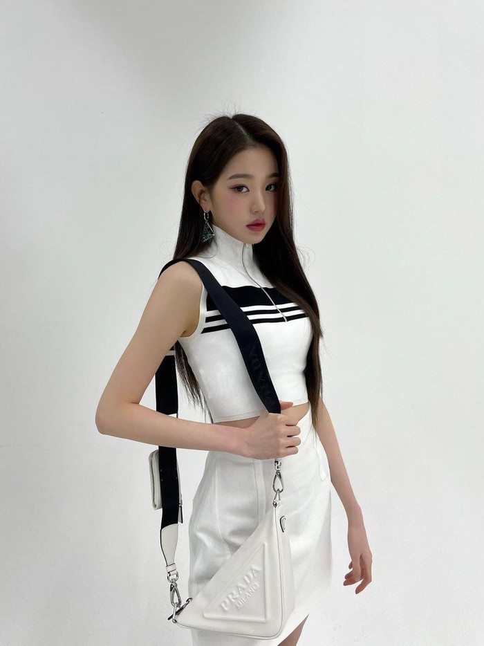 Wonyoung IVE sebagai idol K-Pop yang tengah mencuri perhatian ini juga tak luput dari sorotan Prada. Wonyoung memakai Prada Triangle putih dan mengunggah fotonya di akun Instagram pribadi. Tentunya, banyak penggemar yang kagum dengan pesonanya./ Foto : instagram.com/for_everyoung10