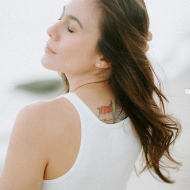 Reaksi Wulan Guritno Saat Adegan Intim dengan 2 Pria Berondong