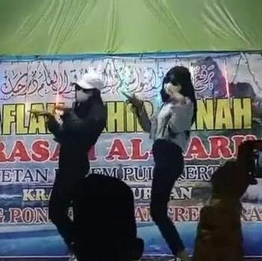 Video Viral 3 ABG Wanita Asyik Joget TikTok pada Acara Wisuda Madrasah