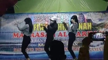 Video Viral 3 ABG Wanita Asyik Joget TikTok pada Acara Wisuda Madrasah