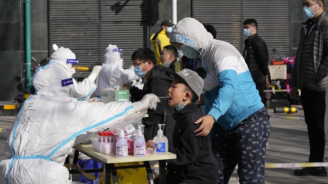 China akan menggelar tes Covid-19 massal terhadap 20 juta warga Beijing sepanjang pekan ini, di tengah lonjakan infeksi virus corona.