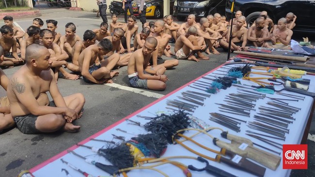 Celurit, ketapel, hingga panah disita oleh polisi saat meringkus puluhan anggota geng motor yang hendak menyerang kelompok musuhnya di Kota Makassar.