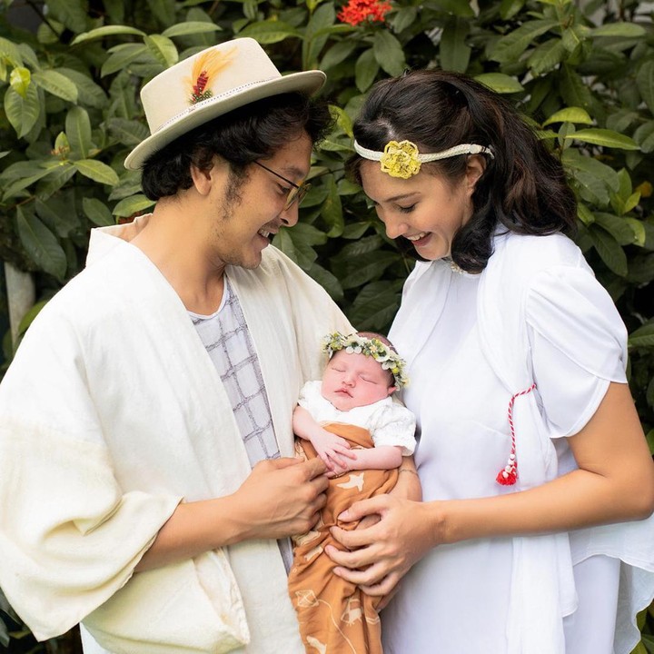 <p>Tak mau kalah dengan sang putri, Nadine dan Dimas juga kompak mengenakan pakaian berwarna selaras. (Foto: Instagram @deetraphotography)</p>