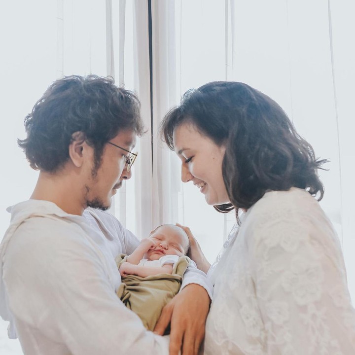 <p>Potret baby Djiwa kerap dibagikan Nadine dan suaminya, Dimas Anggara, di Instagram. Kira-kira wajah Djiwa mirip siapa ya, Bunda? (Foto: Instagram @dimsanggara/ @nadinelist)</p>