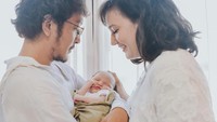 7 Potret Baby Djiwa Putri Nadine Chandrawinata, Wajah Bule Mirip Sang Bunda