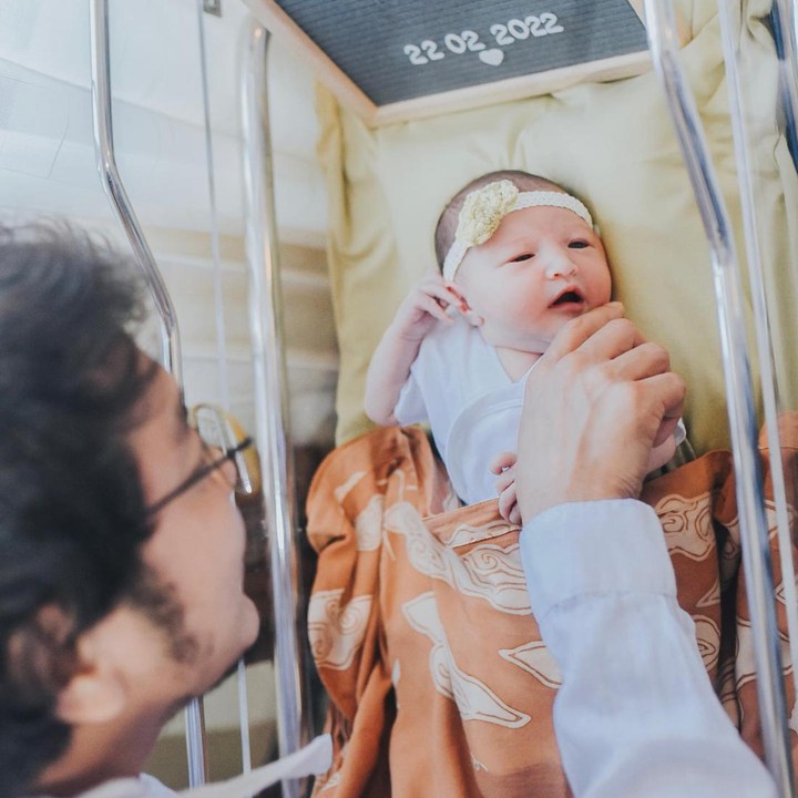 <p>Putri pertama Nadine ini dipanggil Djiwa, Bunda. Arti nama anak Nadine adalah 'Yang Mengalirkan Kehidupan'. (Foto: Instagram @dimsanggara/ @nadinelist)</p>