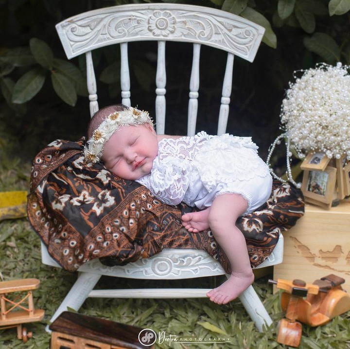 <p>Baru-baru ini, baby Djiwa melakukan newborn photoshot. Djiwa tampil begitu menggemaskan dengan baju putih dan mahkota bunga. Semua hiasan di foto merupakan kisah perjalanan cinta Nadine dan Dimas. (Foto: Instagram @dimsanggara/ @nadinelist)</p>