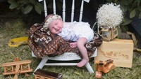 <p>Baru-baru ini, baby Djiwa melakukan newborn photoshot. Djiwa tampil begitu menggemaskan dengan baju putih dan mahkota bunga. Semua hiasan di foto merupakan kisah perjalanan cinta Nadine dan Dimas. (Foto: Instagram @dimsanggara/ @nadinelist)</p>