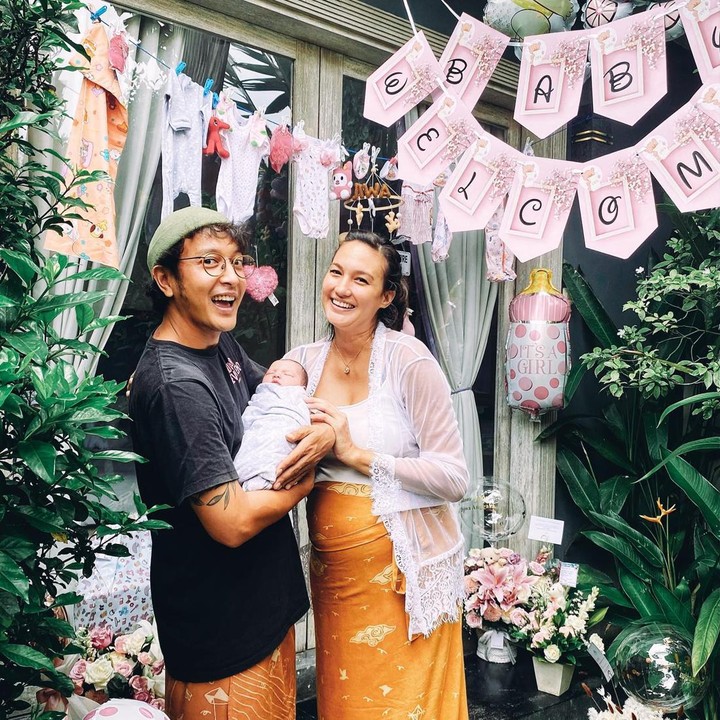 <p>Nadine Chandrawinata melahirkan anak pertamanya pada 22 Februari 2022. Sang buah hati yang berjenis kelamin perempuan diberi nama Nadi Djiwa Anggara. (Foto: Instagram @dimsanggara/ @nadinelist)</p>