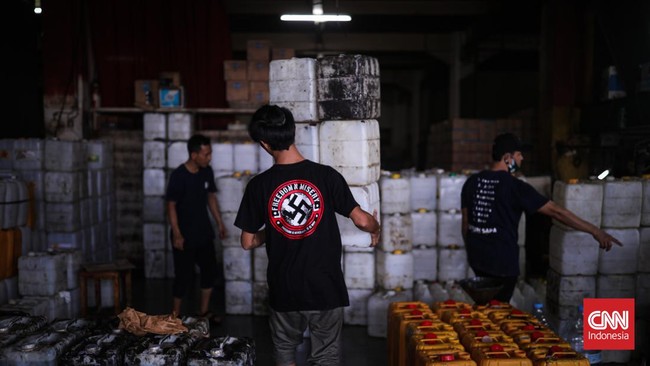 Satgas Pangan Polri menyebut penyebab kelangkaan minyak goreng karena ulah spekulan, terhambatnya distribusi, dan aksi borong massal.
