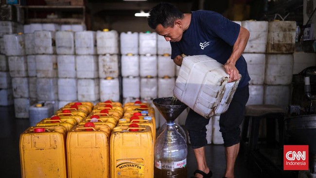 Presiden Jokowi mengucurkan bantuan langsung tunai (BLT) minyak goreng Rp100 ribu per bulan selama tiga bulan terhitung April-Mei 2022.