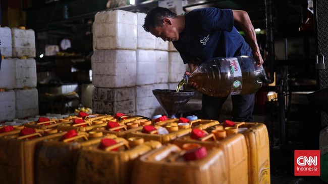 Harga minyak goreng curah dan cabai rawit hijau melompat dalam sepekan terakhir dibanderol masing-masing Rp18.850 per kg dan Rp50.900 per kg.