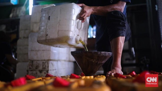 Stok minyak goreng curah kosong usai pemerintah memberikan subsidi dan menghapus aturan HET minyak kemasan.