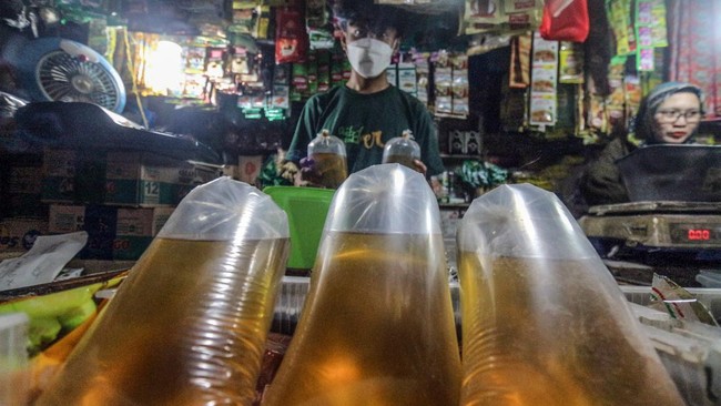 Harga minyak goreng curah di beberapa pasar tradisional di DKI Jakarta, salah satunya Pasar Pondok Labu nangkring di Rp22 ribu per kg dan Depok Rp20 ribu.