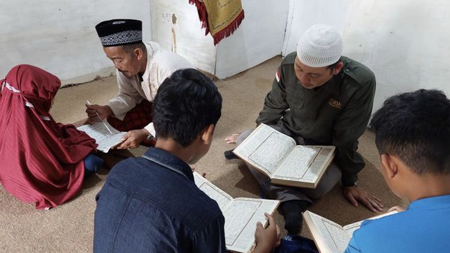Mari membantu guru ngaji Marto dan anak-anak pemulung agar punya musala layak dan semakin semangat mengaji dengan berdonasi di berbuatbaik.id.