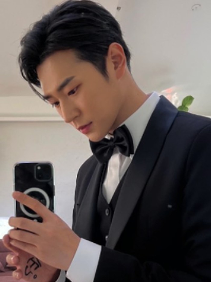 Bersama grup KNK, ia juga sempat mengikuti survival show MIXNINE. Meskipun tidak menang, Park Seoham sukses mendapat posisi pertama kategori Top 12 Visual Male Trainee berkat ketampanan dan tingginya yang mencapai 189 cm./ foto: instagram.com/parkseoham