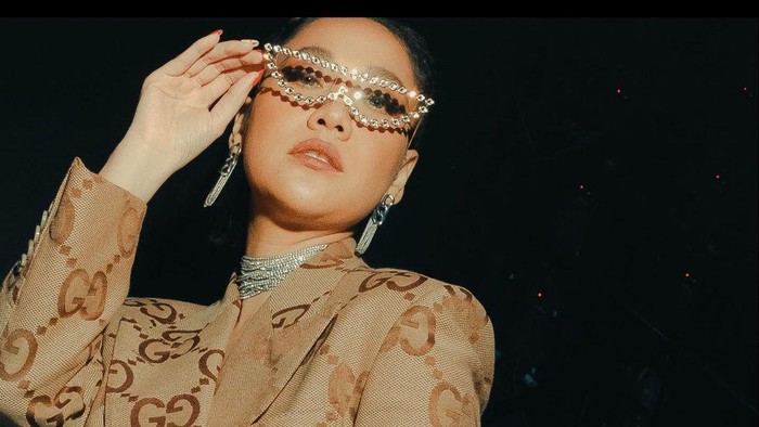 Gaya Nyentrik dan Modis Bunga Citra Lestari Saat Jadi Juri X Factor Indonesia