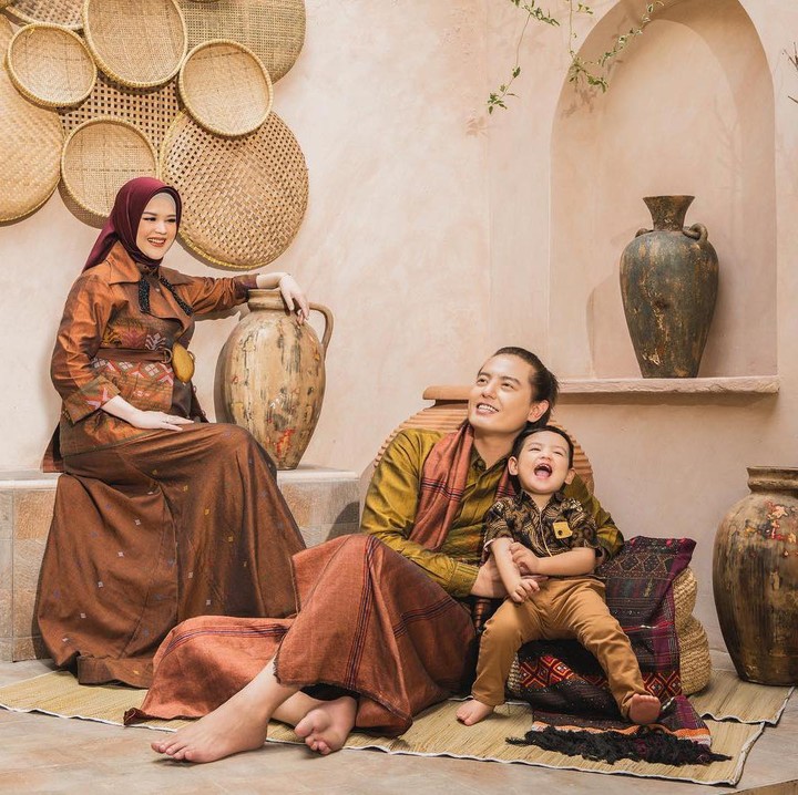 <p>Baru-baru ini, Roger Danuarta dan Cut Meyriska melakukan sesi <em>maternity shoot</em>. Mereka juga mengajak Shaquille ikut serta dalam pemotretan tersebut. (Foto: Instagram @cutratumeyriska @riomotret @riomotretofficial)</p>