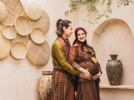 7 Potret Maternity Shoot Cut Meyriska Hamil Anak Kedua, Kompak Bareng Suami dan Anak