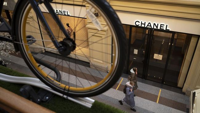 Kelompok bersenjata mengenakan masker dan helm merampok butik Chanel di Paris Perancis