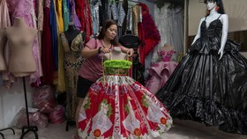 FOTO: Gaun Modis dari Sampah Daur Ulang Buatan Desainer Filipina