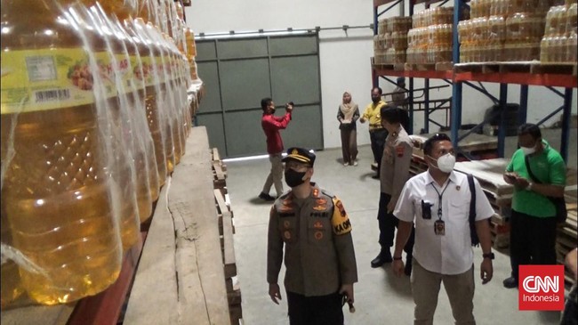 Aparat mendapatin penyaluran minyak goreng baru 16 persen selama Maret dan April dari yang seharusnya sekitar 50 persen.