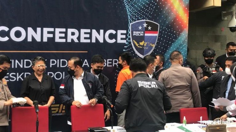 Doni Salmanan Pakai Baju Tahanan Doni Salmanan hadir memakai baju tahanan dalam konferensi pers perilisan kasusnya. Yuk, intip potretnya!