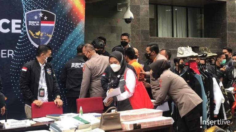 Doni Salmanan hadir memakai baju tahanan dalam konferensi pers perilisan kasusnya. Yuk, intip potretnya!