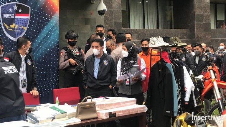 Doni Salmanan Pakai Baju Tahanan Doni Salmanan hadir memakai baju tahanan dalam konferensi pers perilisan kasusnya. Yuk, intip potretnya!