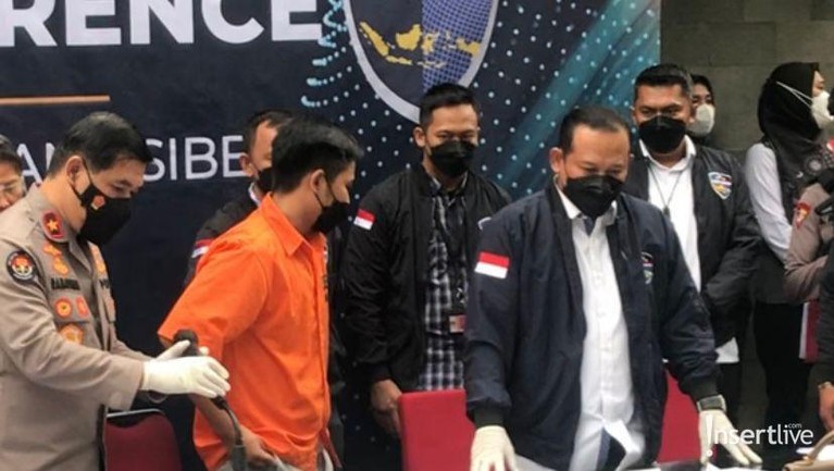 Doni Salmanan hadir memakai baju tahanan dalam konferensi pers perilisan kasusnya. Yuk, intip potretnya!