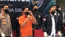 Doni Salmanan hadir memakai baju tahanan dalam konferensi pers perilisan kasusnya&period; Yuk&comma; intip potretnya&excl;