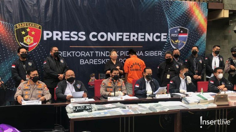 Doni Salmanan Pakai Baju Tahanan Doni Salmanan hadir memakai baju tahanan dalam konferensi pers perilisan kasusnya. Yuk, intip potretnya!
