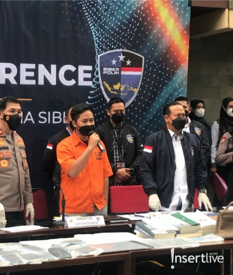 Doni Salmanan hadir memakai baju tahanan dalam konferensi pers perilisan kasusnya. Yuk, intip potretnya!