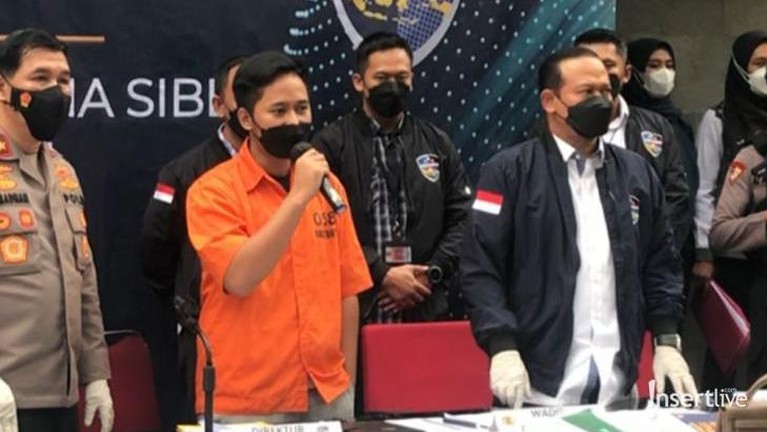 Doni Salmanan hadir memakai baju tahanan dalam konferensi pers perilisan kasusnya. Yuk, intip potretnya!