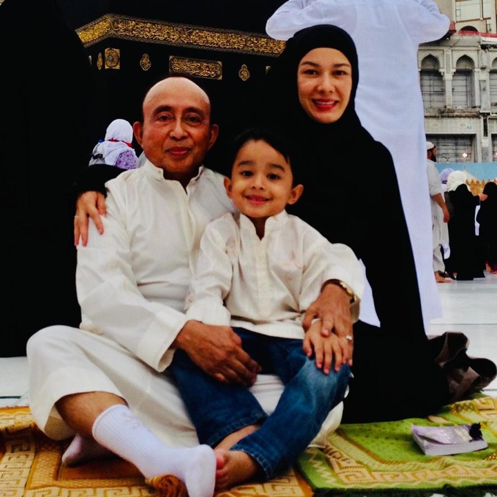 <p>Donna Latief dan Abdul Latief telah menikah selama 19 tahun. Pasangan yang terpaut usia 35 tahun ini dikaruniai seorang anak bernama Ahmad Nagara Latief. (Foto: Instagram @donna.latief)</p>