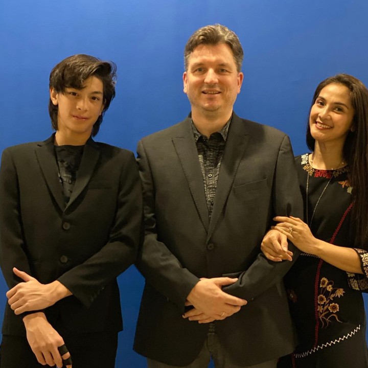 <p>Wajah tampan Eddy Maliq Meijer, putra Maudy Koesnaedi, sukses mencuri perhatian banyak orang. Bakatnya bermain basket makin menonjolkan pesona bulenya yang diturunkan dari sang Ayah, Erik Meijer, yang berdarah Belanda. (Foto: Instagram)</p>