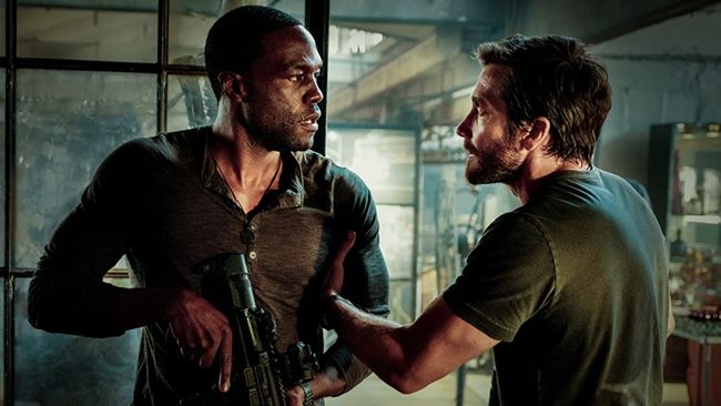 Sinopsis film Ambulance mengisahkan Jake Gyllenhaal dan Yahya Abdul-Mateen II merampok bank. Ambulance tayang 16 Maret di bioskop Indonesia.