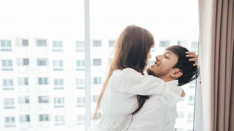 Selain menerapkan pola hidup sehat dan menjaga keintiman dengan suami, ada beberapa hal tak terduga lainnya yang juga bisa tingkatkan libido. Apa saja?