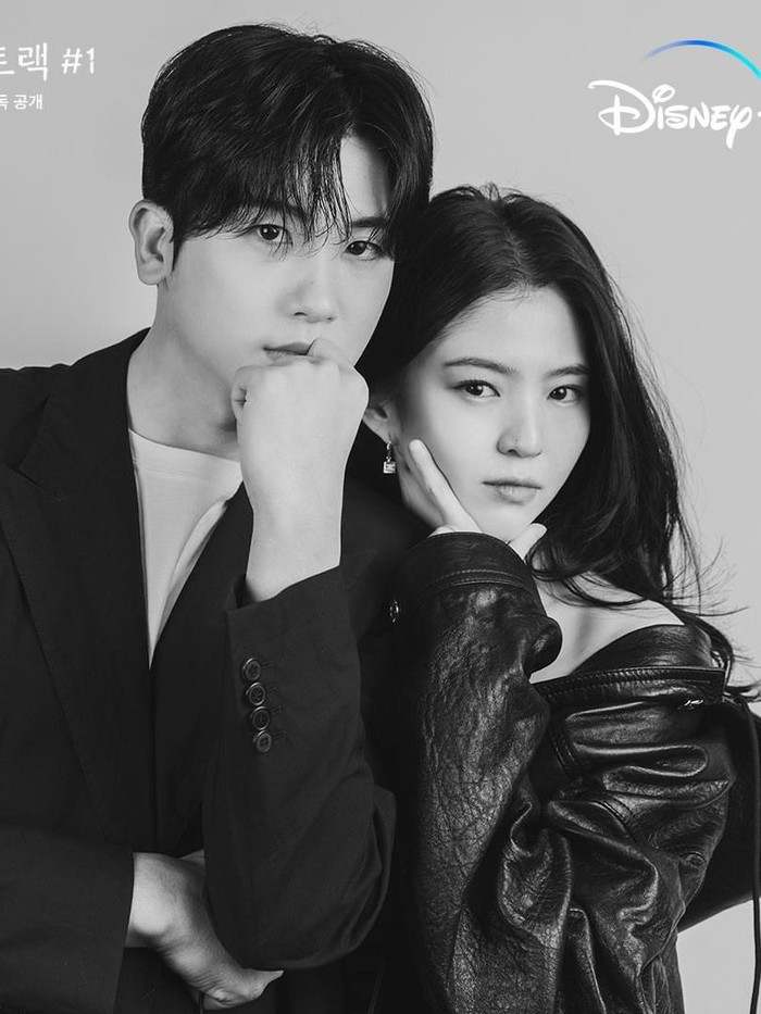 Disney Plus Korea merilis beberapa potret Han So Hee dan Park Hyung Sik dalam nuansa hitam putih. Keduanya kompak mengenakan outfit casual dan berbagai pose yang menggemaskan, layaknya pasangan sungguhan!/ Foto: instagram.com/disneypluskr