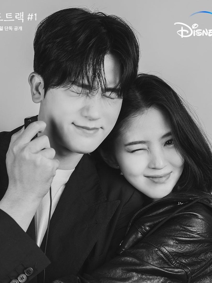 Park Hyung Sik dan Han So Hee akan segera bertemu melalui drama musikal romantis berjudul Soundtrack No. 1! Drama ini pun disutradarai oleh Kim Hee Won yang juga menyutradarai drama populer Vincenzo./ Foto: instagram.com/disneypluskr