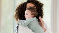 3 Cara Termudah Menyendawakan Bayi, Bunda Perlu Tahu