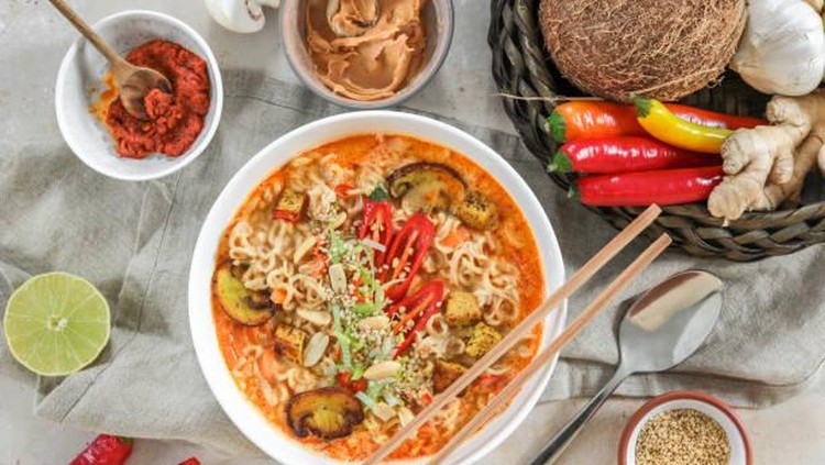 Malas antre mie gacoan yang lagi viral itu, Bunda? Coba variasikan resep mie goreng pedas di rumah, yuk!